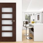 Erkado Azália beltéri ajtó üvegbetéttel – modern fa mintázatú ajtó a Krisba Doors-tól, az Erkado hivatalos magyarországi képviseletétől 2016 óta