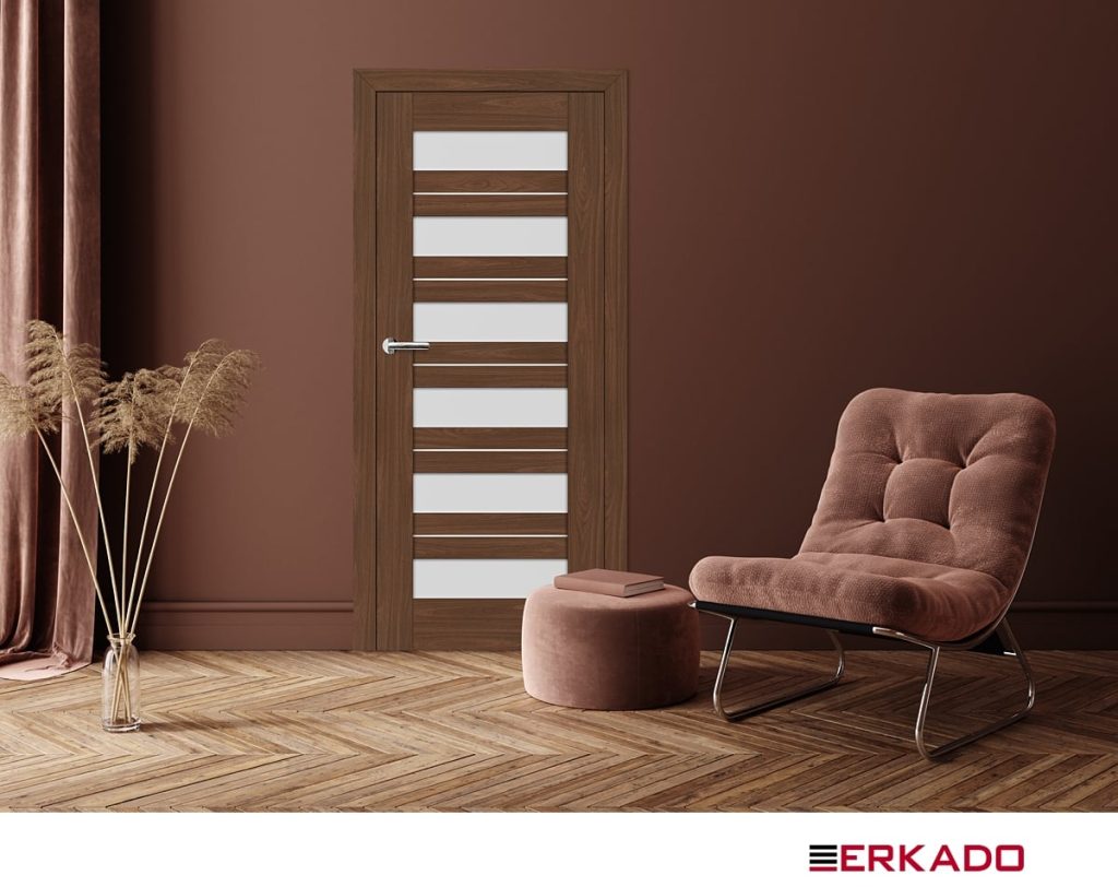 Erkado modern fa beltéri ajtó vízszintes üvegbetétekkel egy elegáns nappaliban