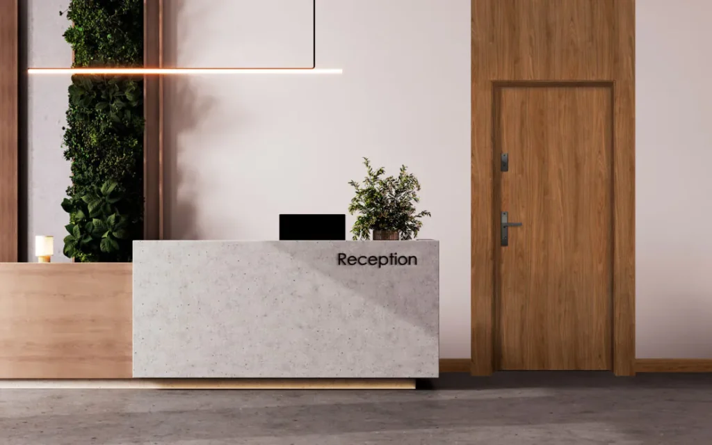 Recepciós pult ajtó, tölgy színben falpanellel modern enteriőrben